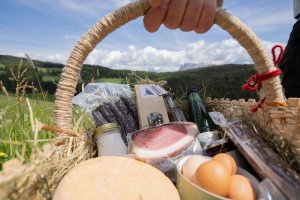 Frühstückskorb und Produktekorb